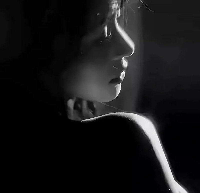 avatar đen trắng buồn 33