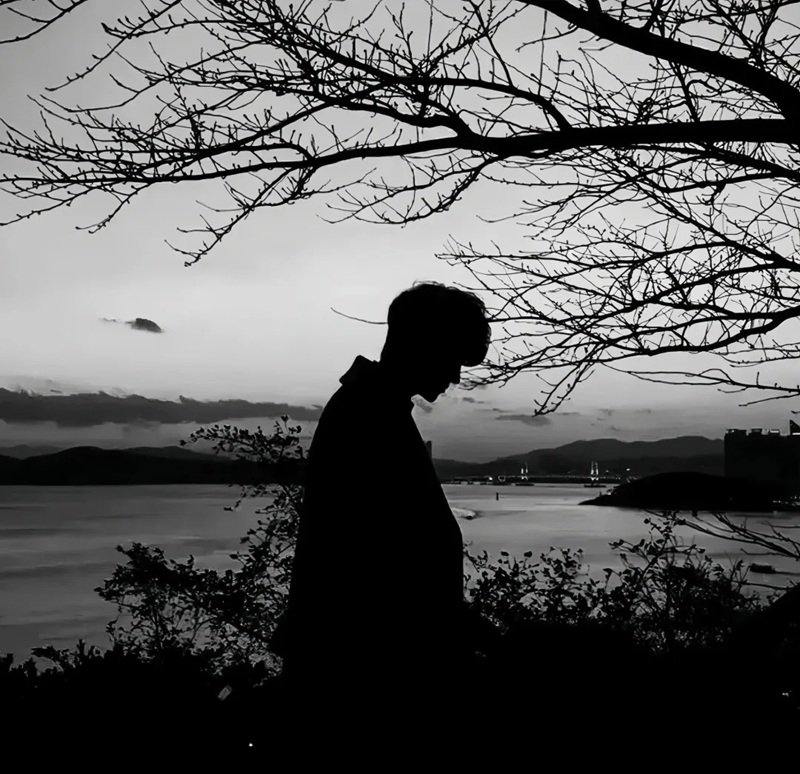 avatar đen trắng buồn 36