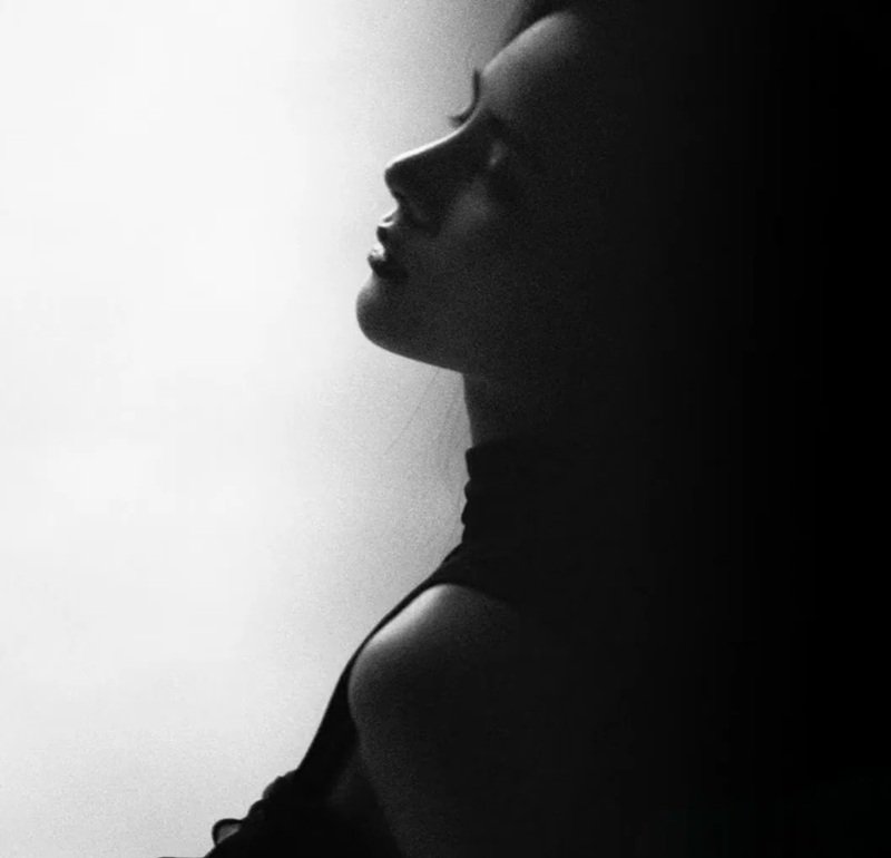 avatar đen trắng buồn 5