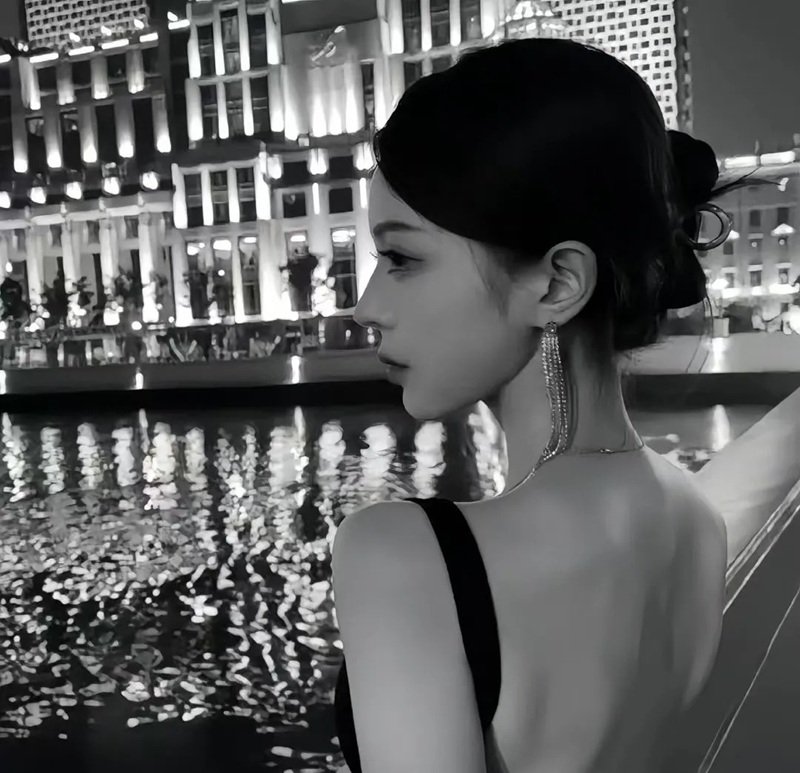 avatar đen trắng buồn 8