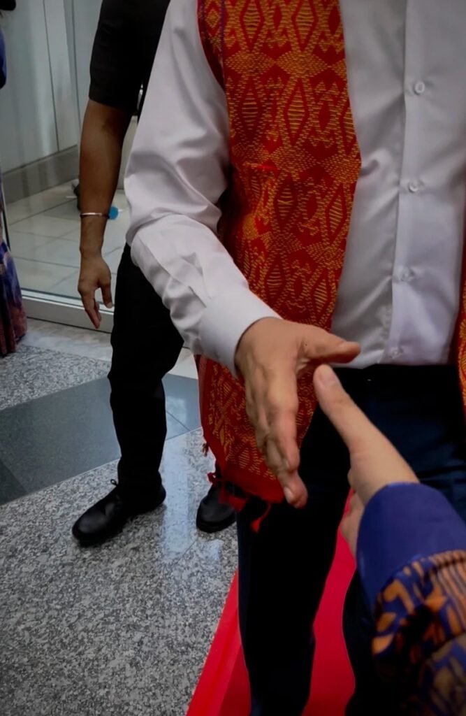 Cười xỉu với 100+ meme bắt tay chốt kèo cực viral