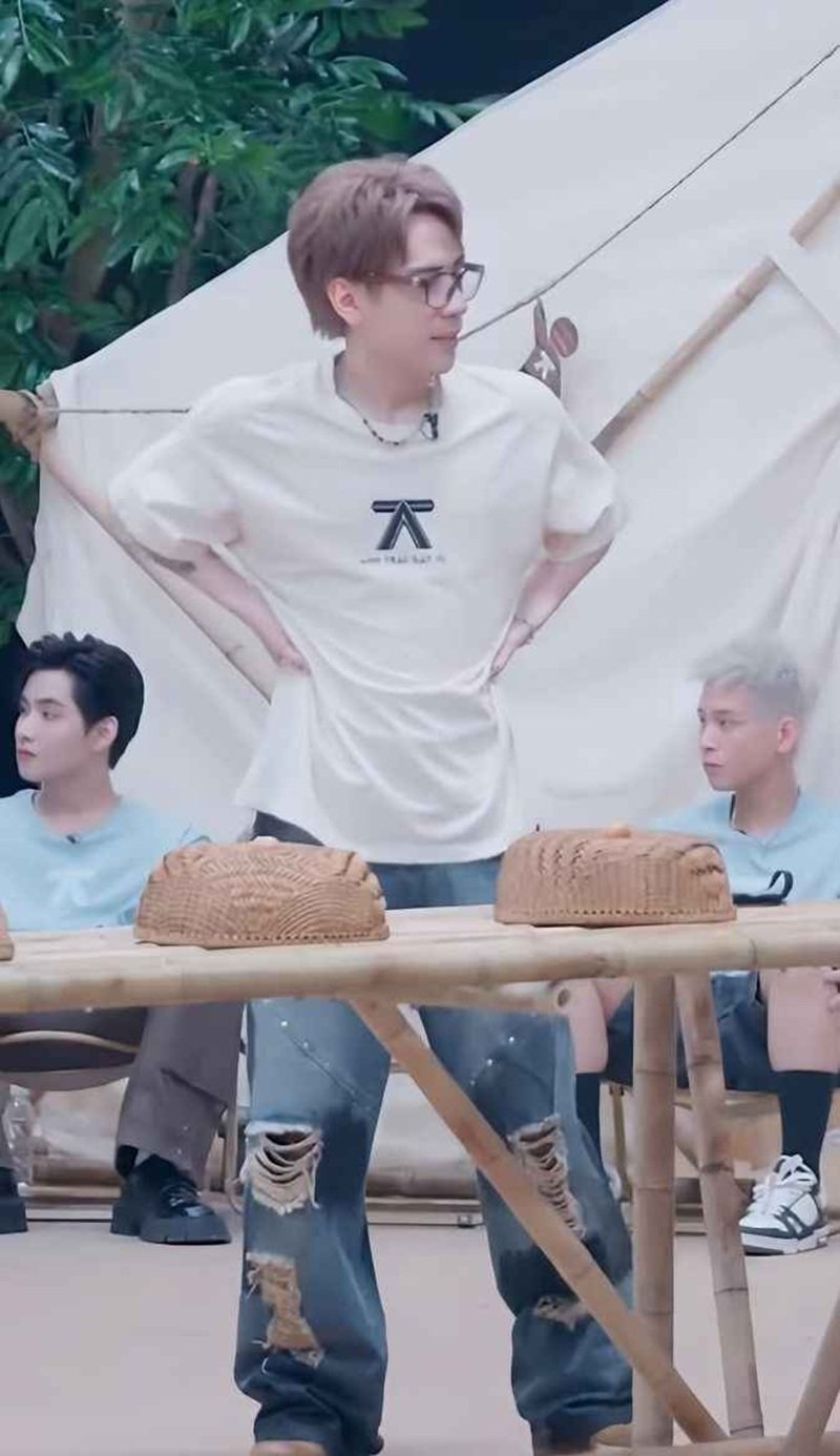 meme chống nạnh 10