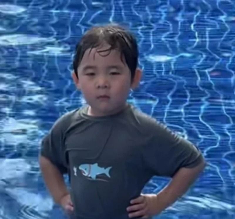 meme chống nạnh 4