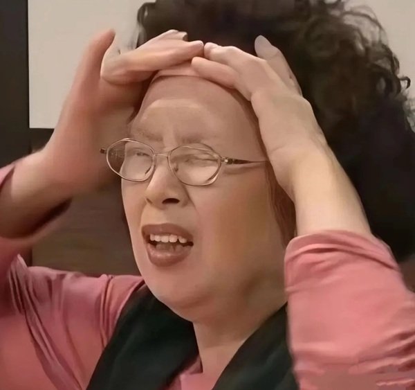 Cảnh dở khóc dở cười trong bất lực meme
