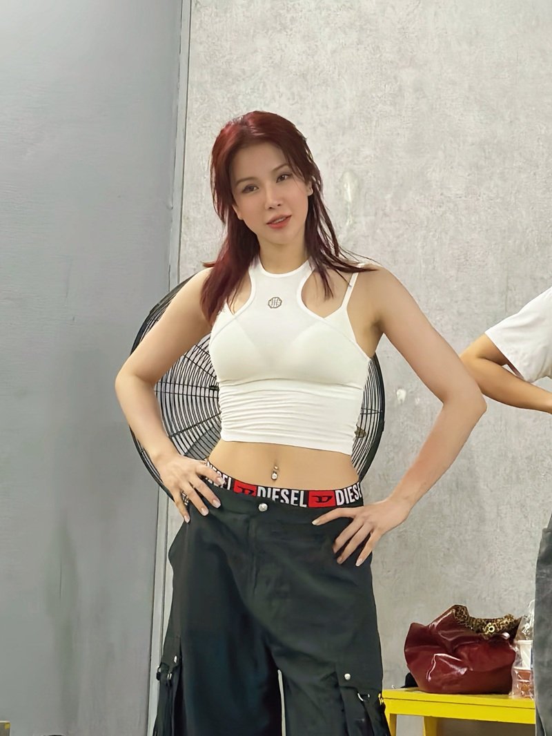 diệp lâm anh sexy​ 24