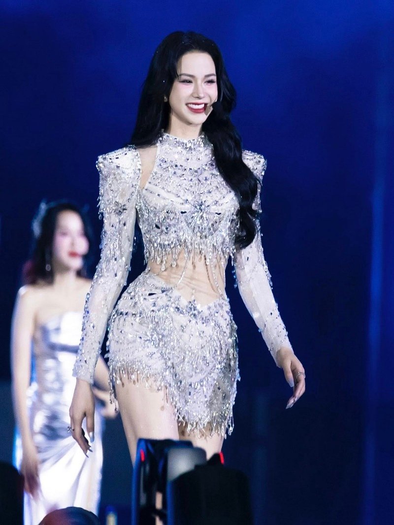 diệp lâm anh sexy​ 8