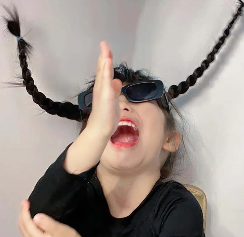 hình ảnh ngây ngô trong meme em bé cực hài