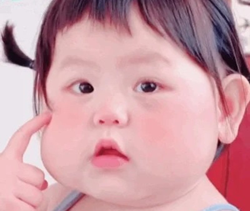 meme em bé với biểu cảm ngây thơ hài hước