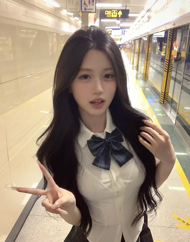 Váy dài xẻ cao lộ chân, ảnh miku sexy nóng bỏng