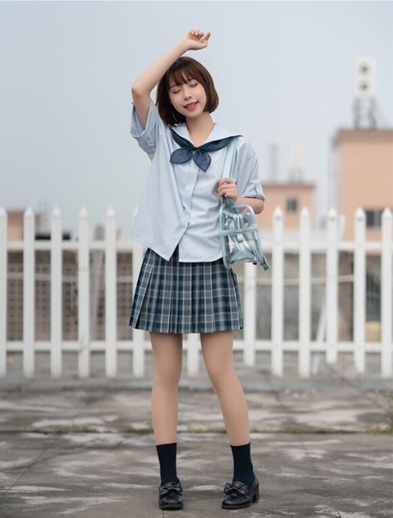 Ngồi dạng chân khiêu khích, ảnh miku sexy gợi tình
