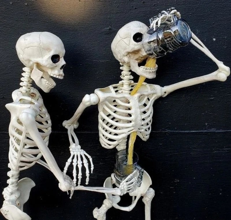 hình ảnh lạ mắt trong skeleton meme gây chú ý
