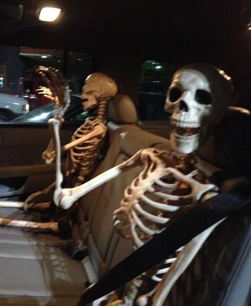 khoảnh khắc hài hước từ skeleton meme độc lạ