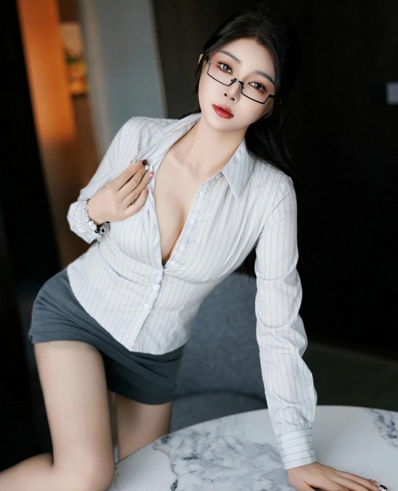 Gái xinh ngực to khổng lồ đầy mê hoặc