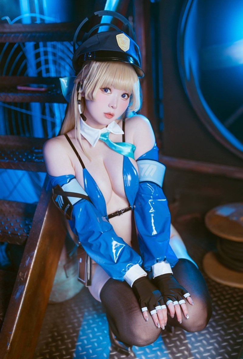 Ero cosplay girl mặc áo croptop hở hang