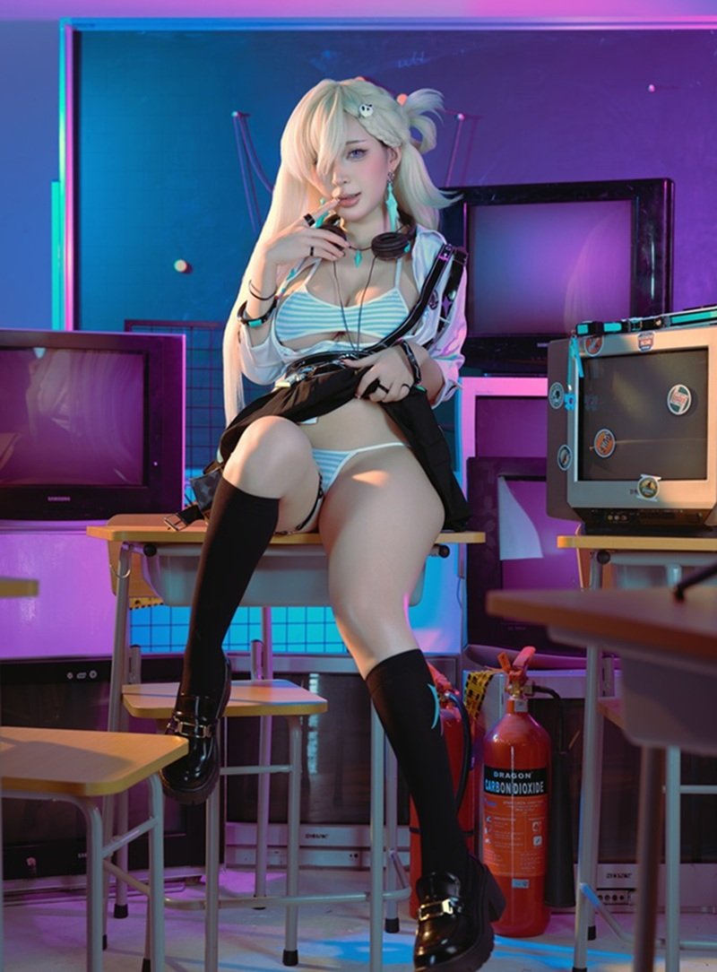 Nàng coser ero cosplay pose doggy style