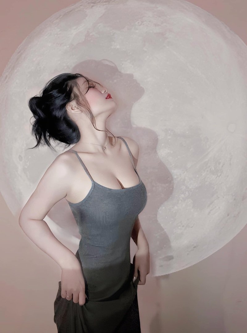 Gái xinh khoe hàng vòng một nở nang