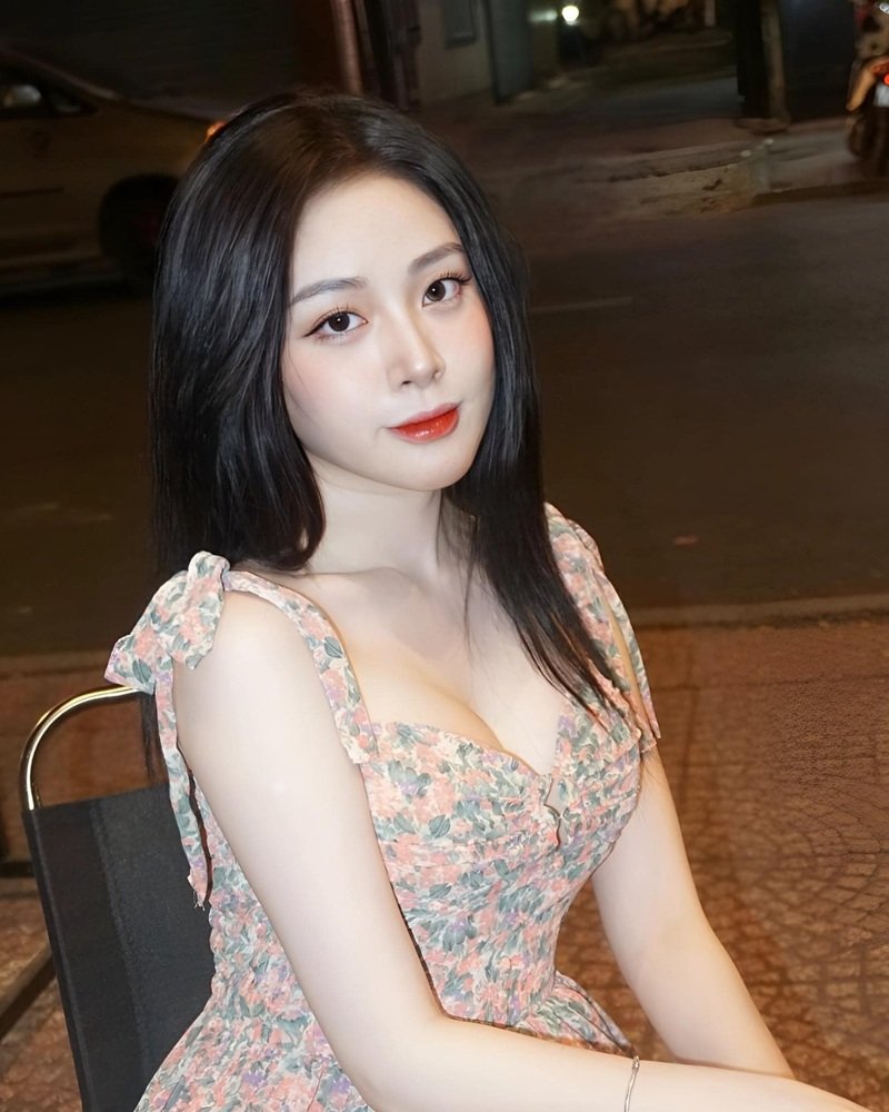 Gái xinh khoe hàng ngực căng tròn