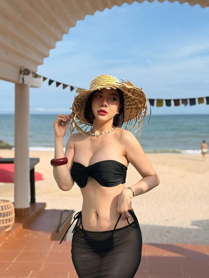 Gái xinh khoe hàng mông to lẳn