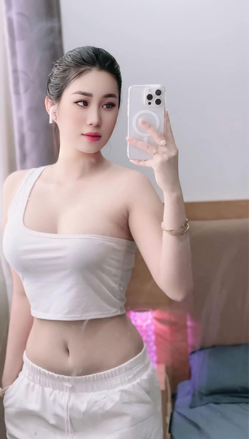 Mông to lẳn gái xinh khoe hàng