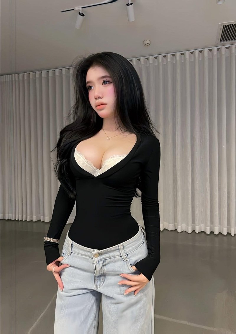 Gái xinh khoe vú mặc bikini
