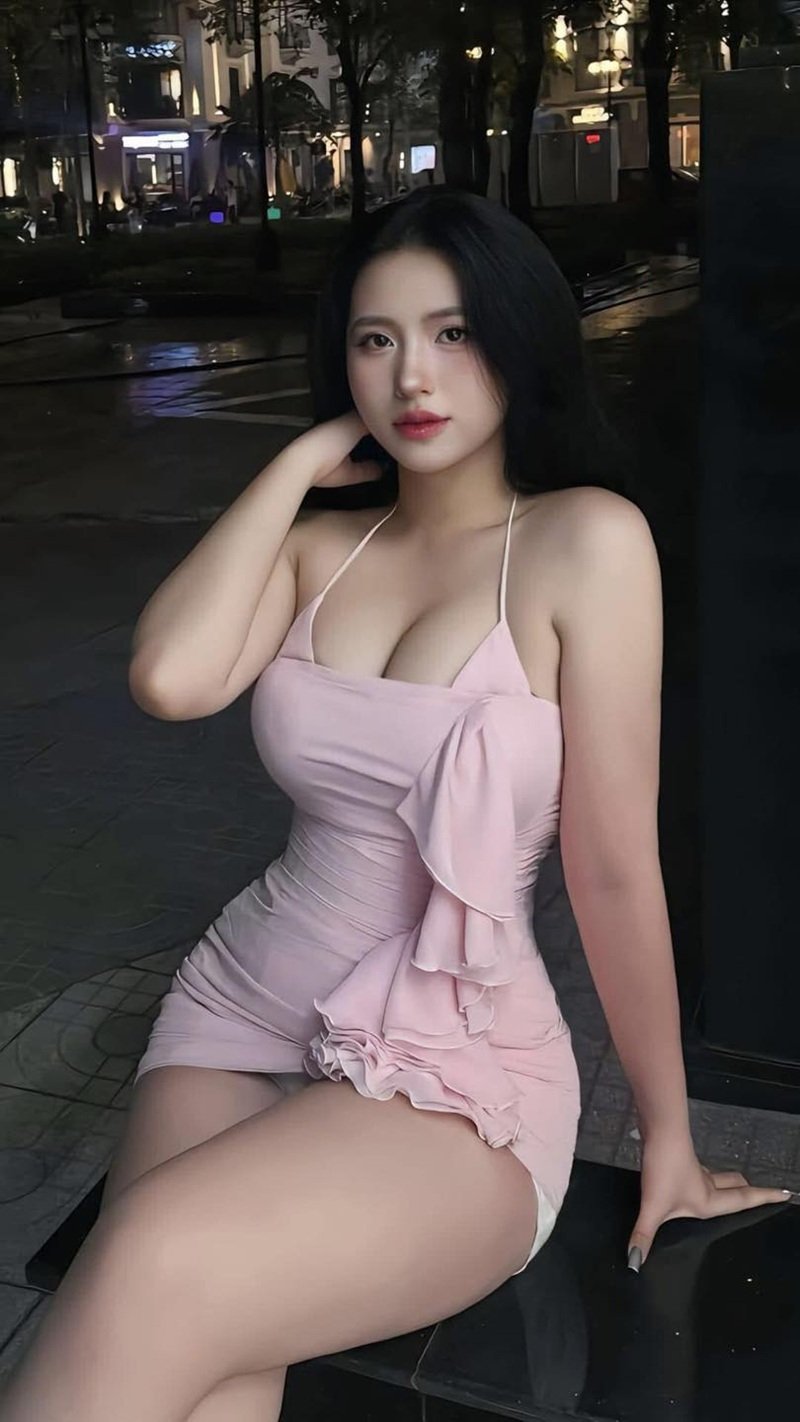 Gái xinh khoe vú trước gương