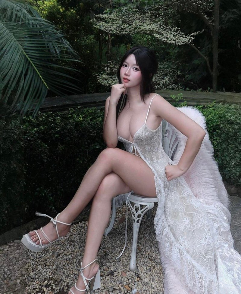 Ngực nảy gái xinh khoe vú