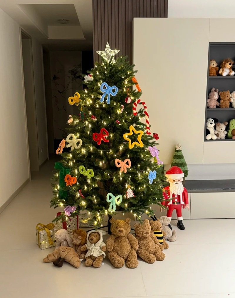 Trang trí cây thông noel rực rỡ ánh đèn