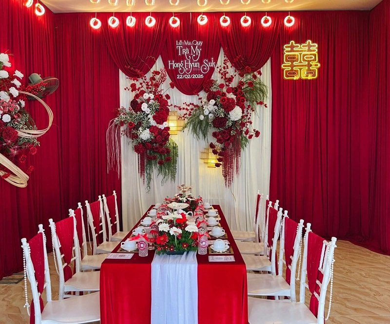 Trang trí gia tiên với hoa hồng đẹp