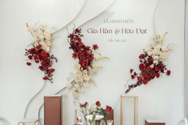 Trang trí gia tiên tone đỏ nổi bật