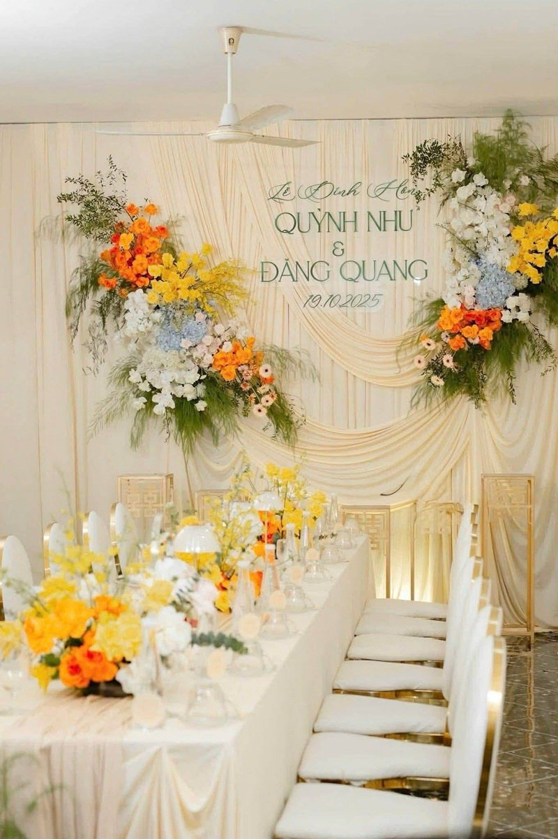 Trang trí gia tiên bằng hoa tươi