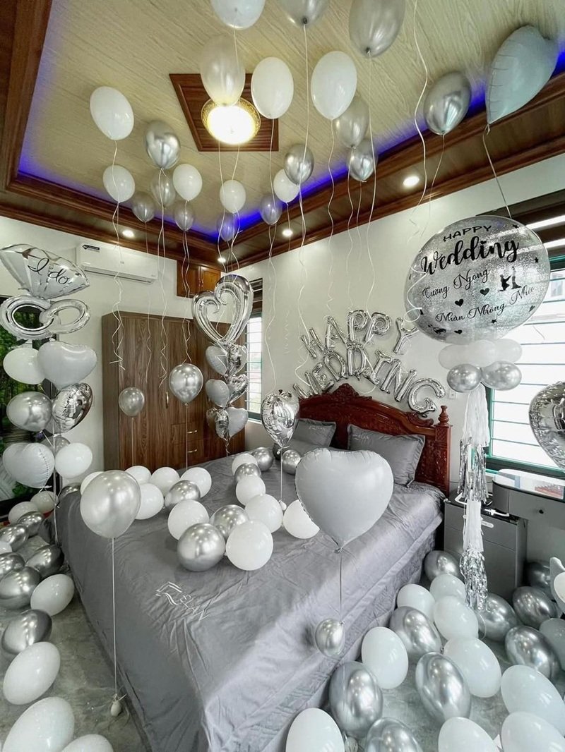 Trang trí phòng cưới bằng hoa tươi