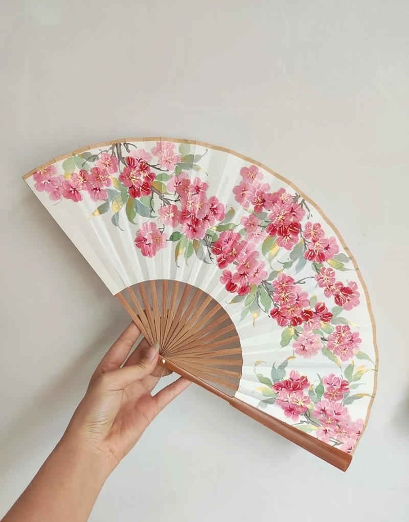 Trang trí quạt giấy đầy màu sắc