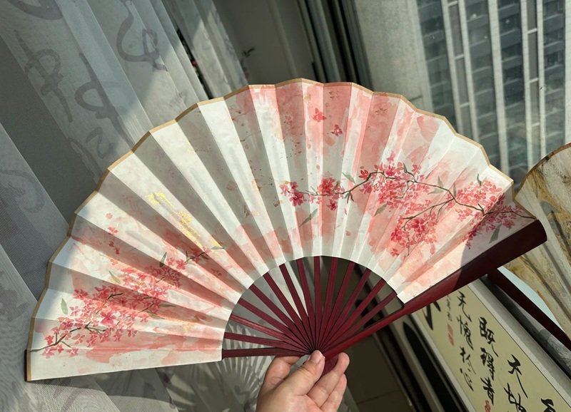 Trang trí quạt giấy sáng tạo độc đáo