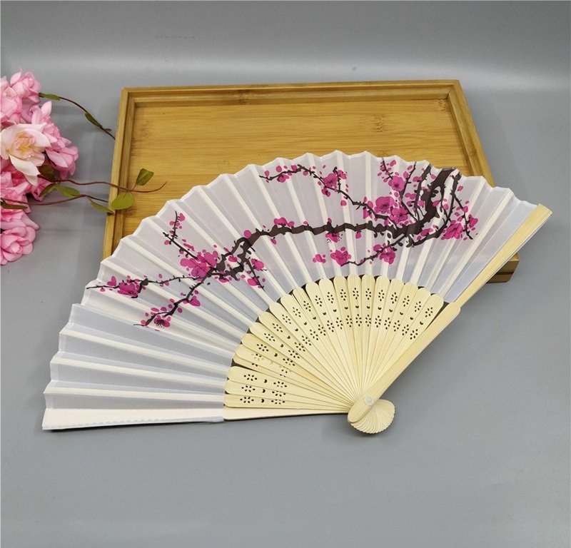 Trang trí quạt giấy lung linh dễ thương