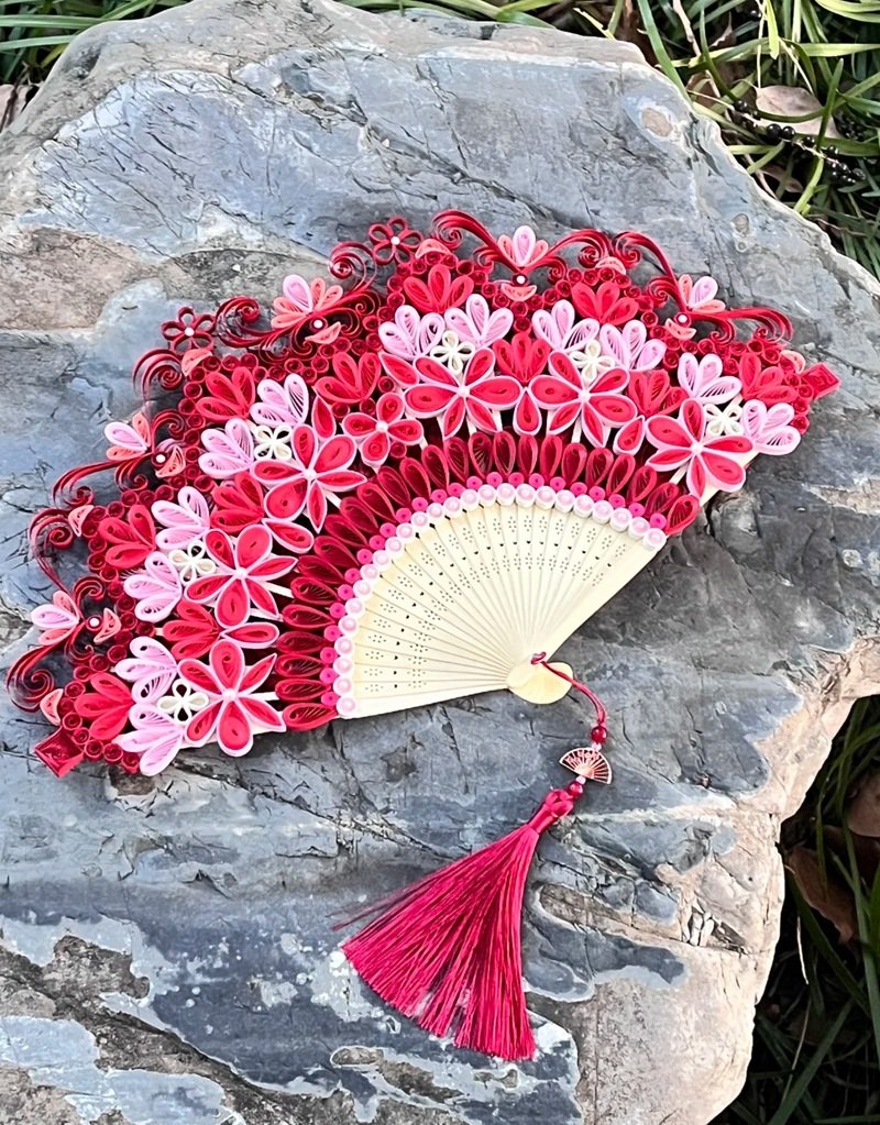 Trang trí quạt giấy màu pastel dịu
