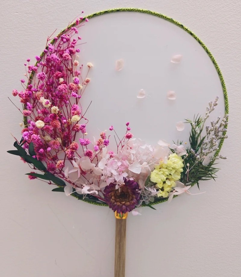 Trang trí quạt giấy nhẹ nhàng tinh tế