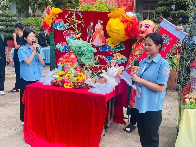 Trang trí trung thu rực rỡ ban đêm