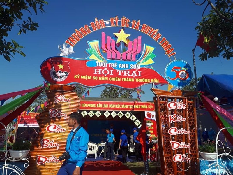 trang trí cổng trại 1