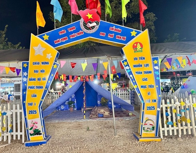 trang trí cổng trại 10
