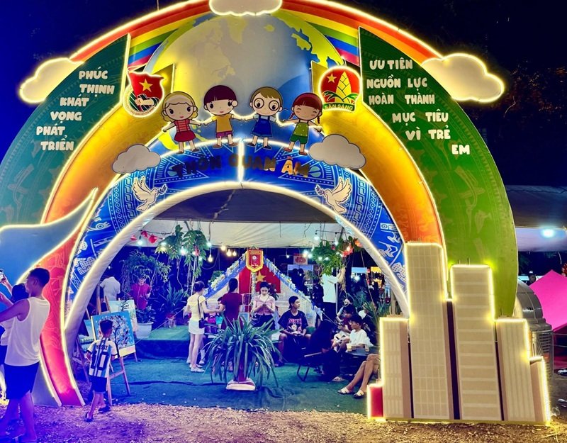 trang trí cổng trại 11
