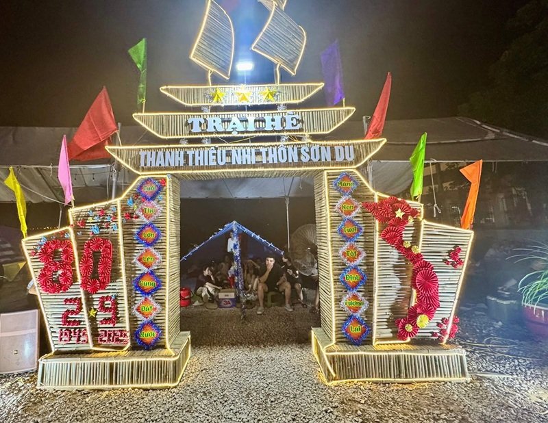 trang trí cổng trại 13