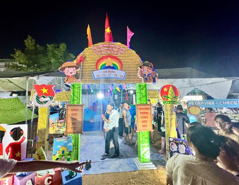 trang trí cổng trại 17
