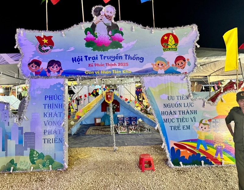 trang trí cổng trại 18