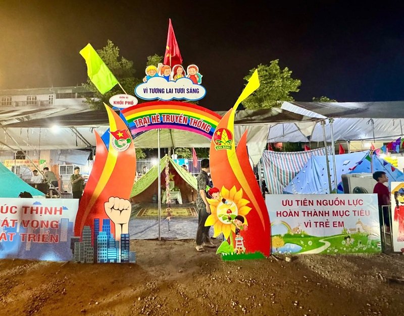 trang trí cổng trại 21