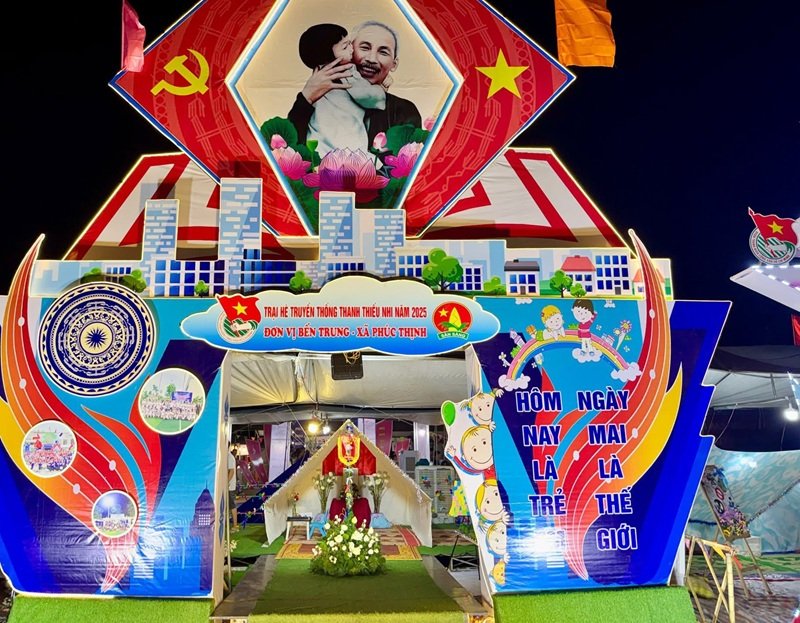 trang trí cổng trại 24
