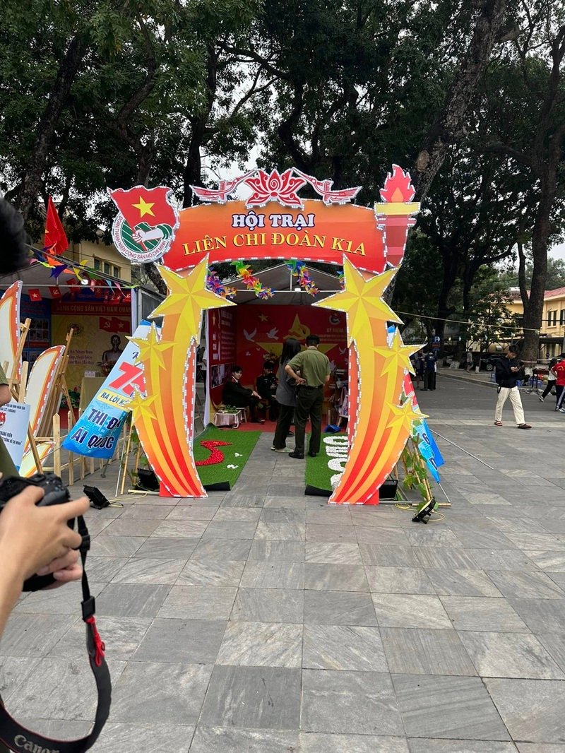 trang trí cổng trại 3