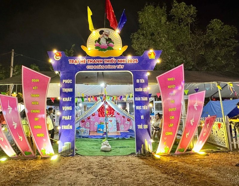 trang trí cổng trại 6
