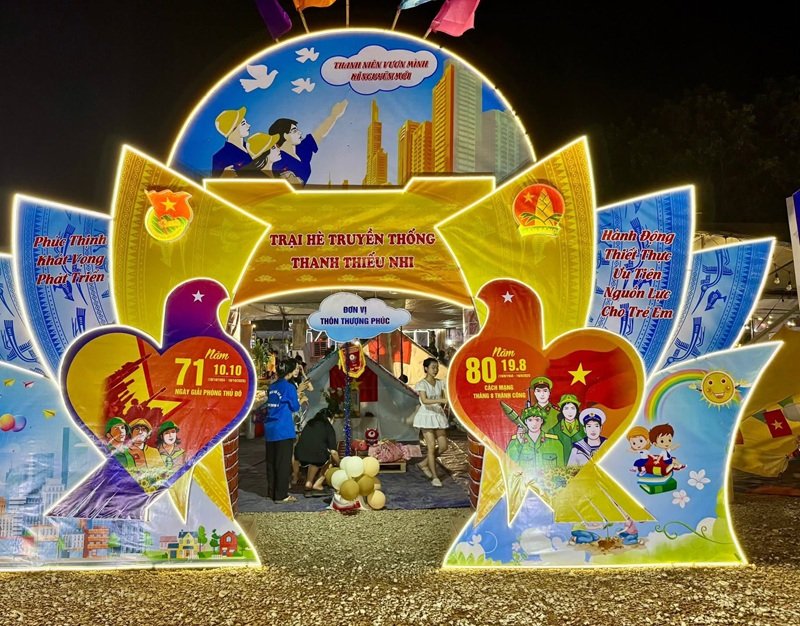 trang trí cổng trại 7