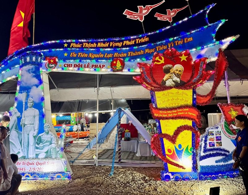 trang trí cổng trại 8
