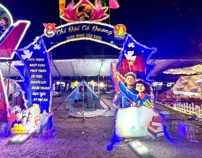 trang trí cổng trại đơn giản